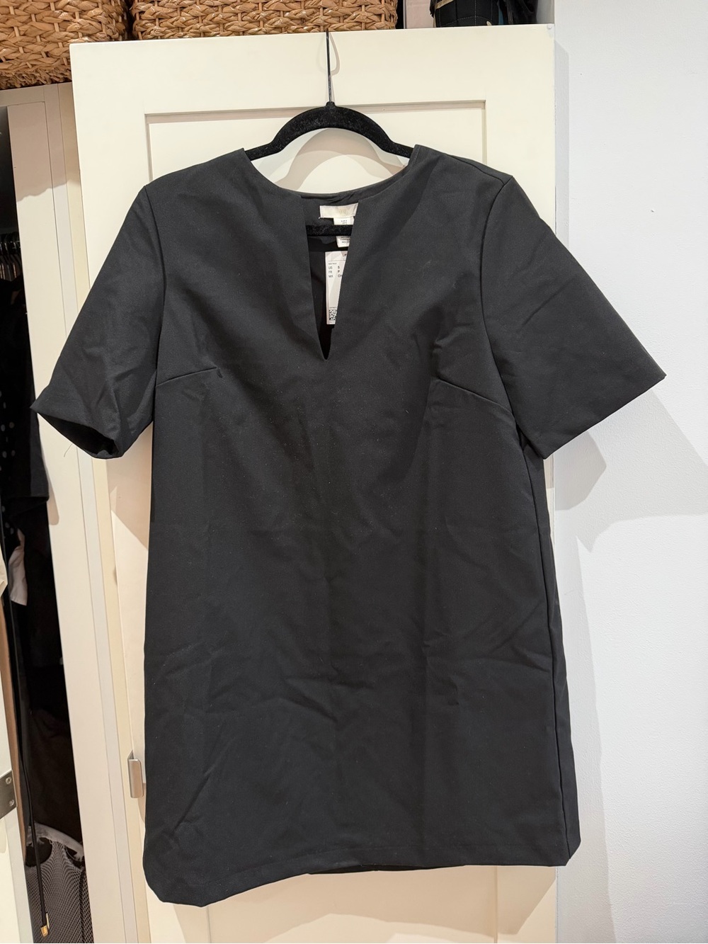 H&M Black Short Sleeve Notch-Neck Shift Dress